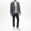 Smart modern fit blazer i navy blå til mænd, perfekt stylet med jeans og sneakers