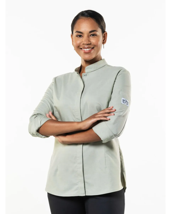 Nordisk grøn damekokketrøje med tailored fit og diskret knaplukning – stilren og funktionel.