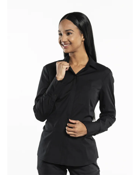 Sort dameskjorte med figursyet snit og skjult knaplukning – ideel til reception, spa og servering.