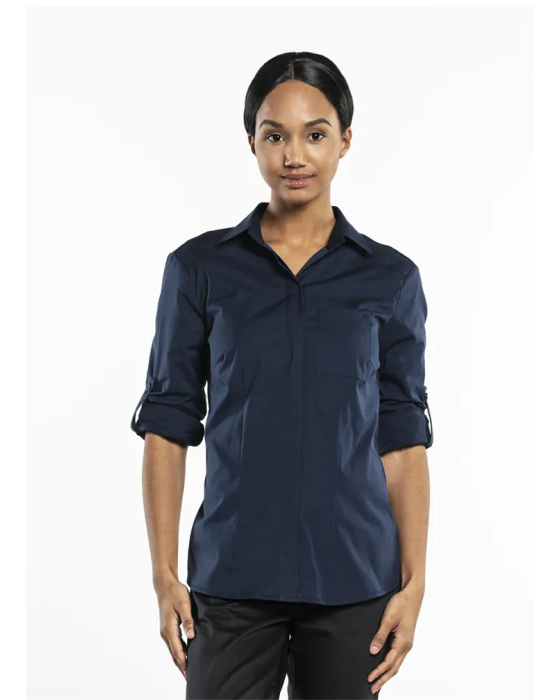 Elegant navy dameskjorte med skjult lukning – perfekt til hotel, restaurant og reception.