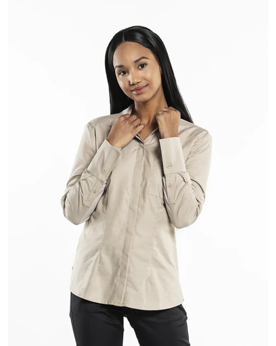 Sandfarvet dameskjorte med skjult lukning og moderne pasform – elegant valg til reception og spa.