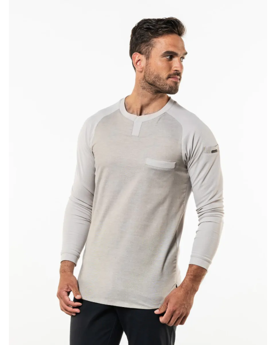 Moderne sandfarvet kokketrøje med lange ærmer og afslappet pasform – ideel til professionelle kokke.