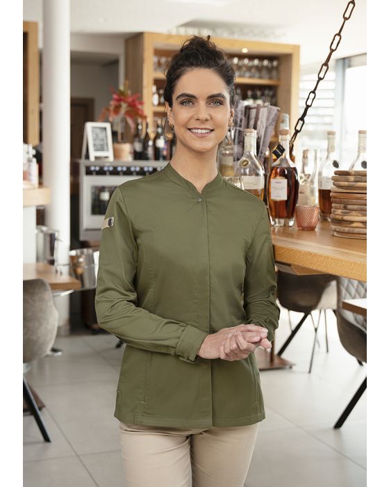 Moderne damekokkejakke med åndbar ryg og trykknapper.