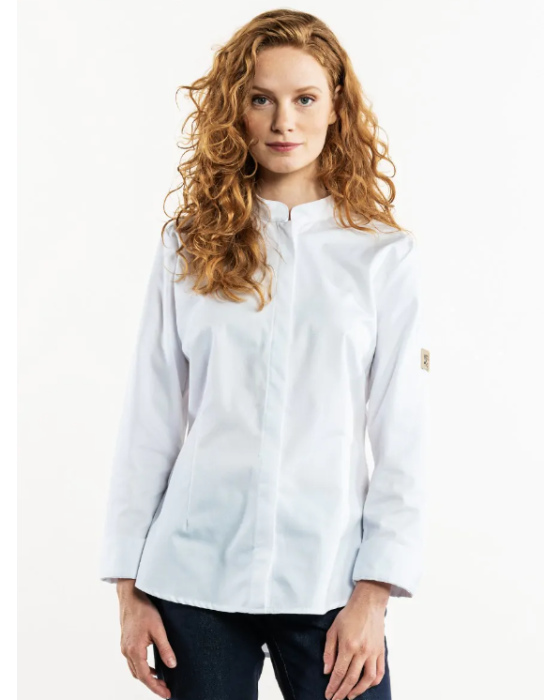 Hvid dame kokkejakke med feminint snit og skjult knaplukning – perfekt til professionelle i køkken og servering.