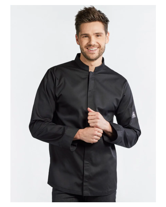 Sort kokkejakke med kinakrave og skjult lynlåslukning, vist forfra på model.