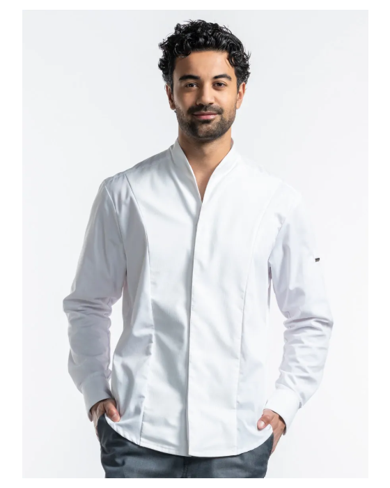 Hvid kokkejakke med moderne V-hals og skjult lukning, vist forfra på model.