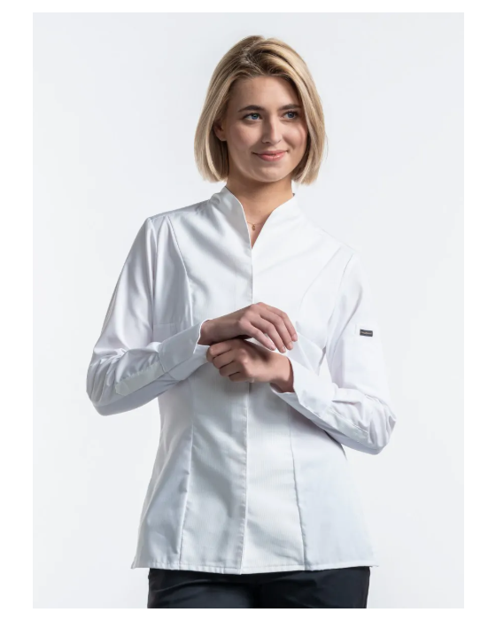 Hvid figursyet kokkejakke til kvinder med ståkrave og skjult lukning, vist forfra.