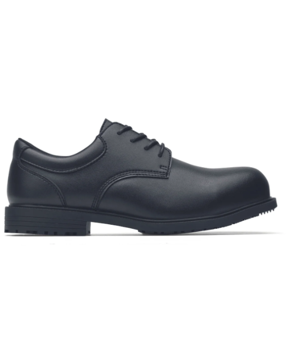 Klassisk sort snøresko med glat overflade og lav hæl, set fra højre side.