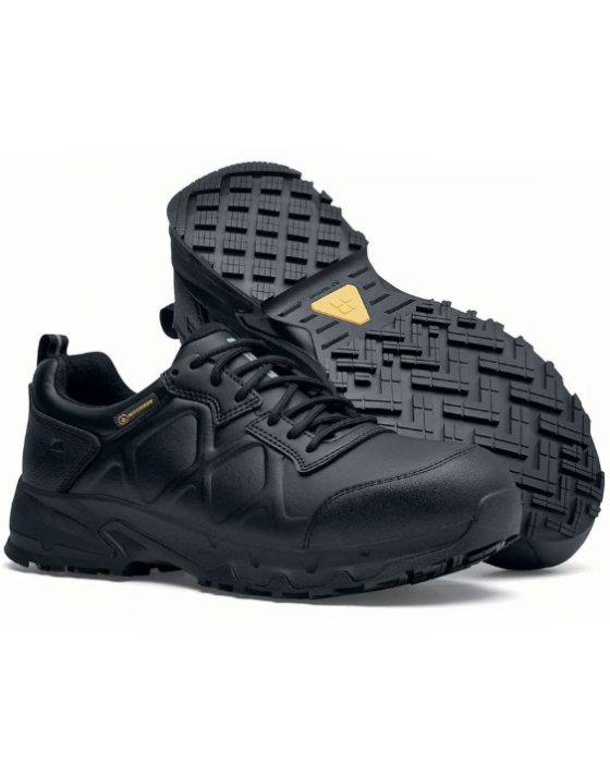Sæt sorte arbejdssko med grov sål og kraftig opbygning, ideel til industri og lagerarbejde.