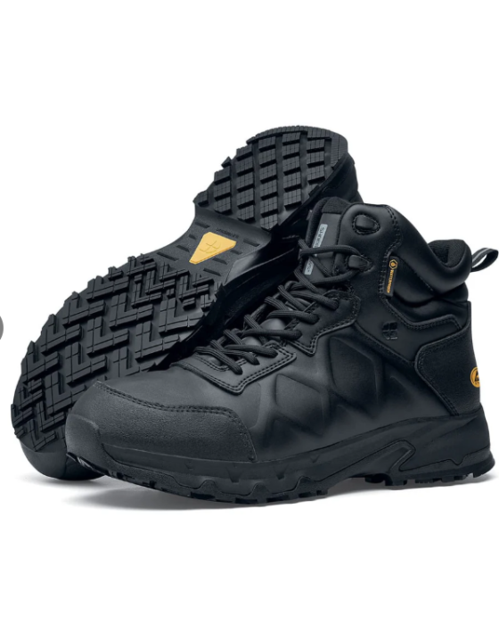 Sæt sorte sikkerhedsstøvler med grovmønstret skridsikker sål og robust konstruktion.