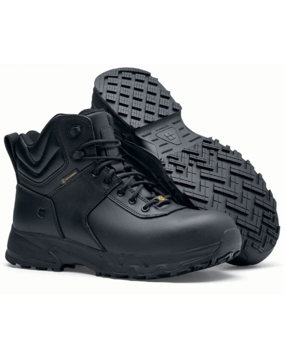 Par sorte arbejdsstøvler med kraftig profil og forstærket tå.