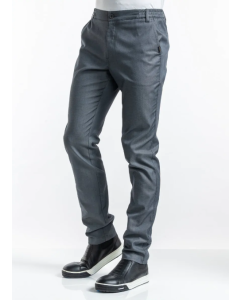 Grå kokkebukser i slim fit med elastisk talje og klassisk lukning, set forfra i stående position.
